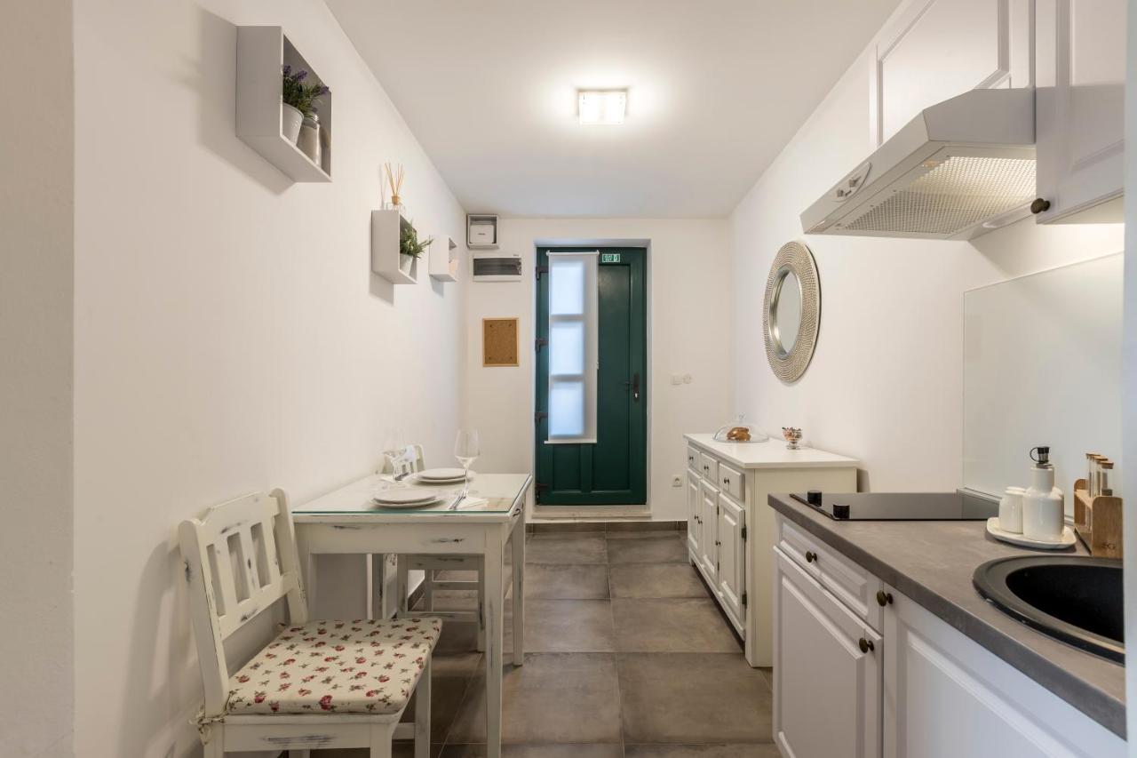 Studio Apartments Insula สปลิท ภายนอก รูปภาพ
