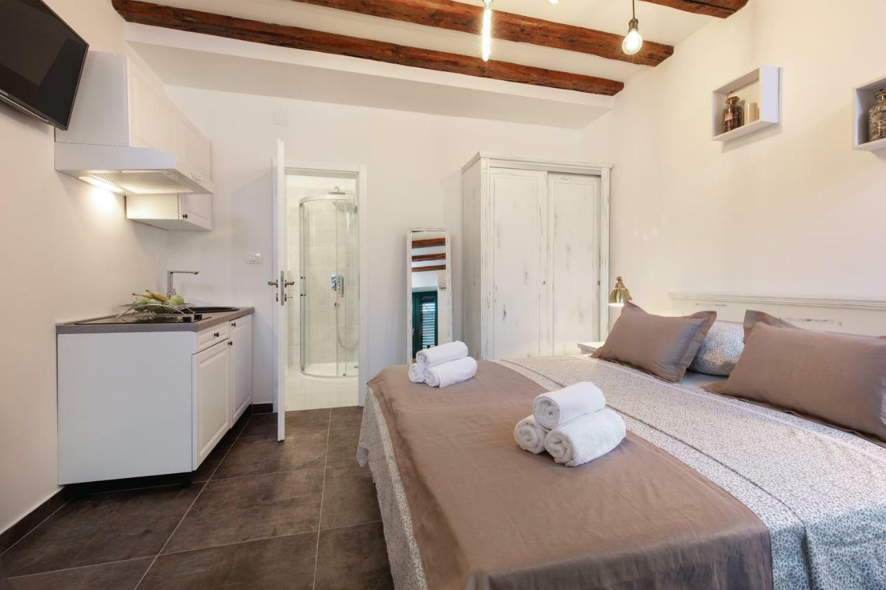 Studio Apartments Insula สปลิท ภายนอก รูปภาพ