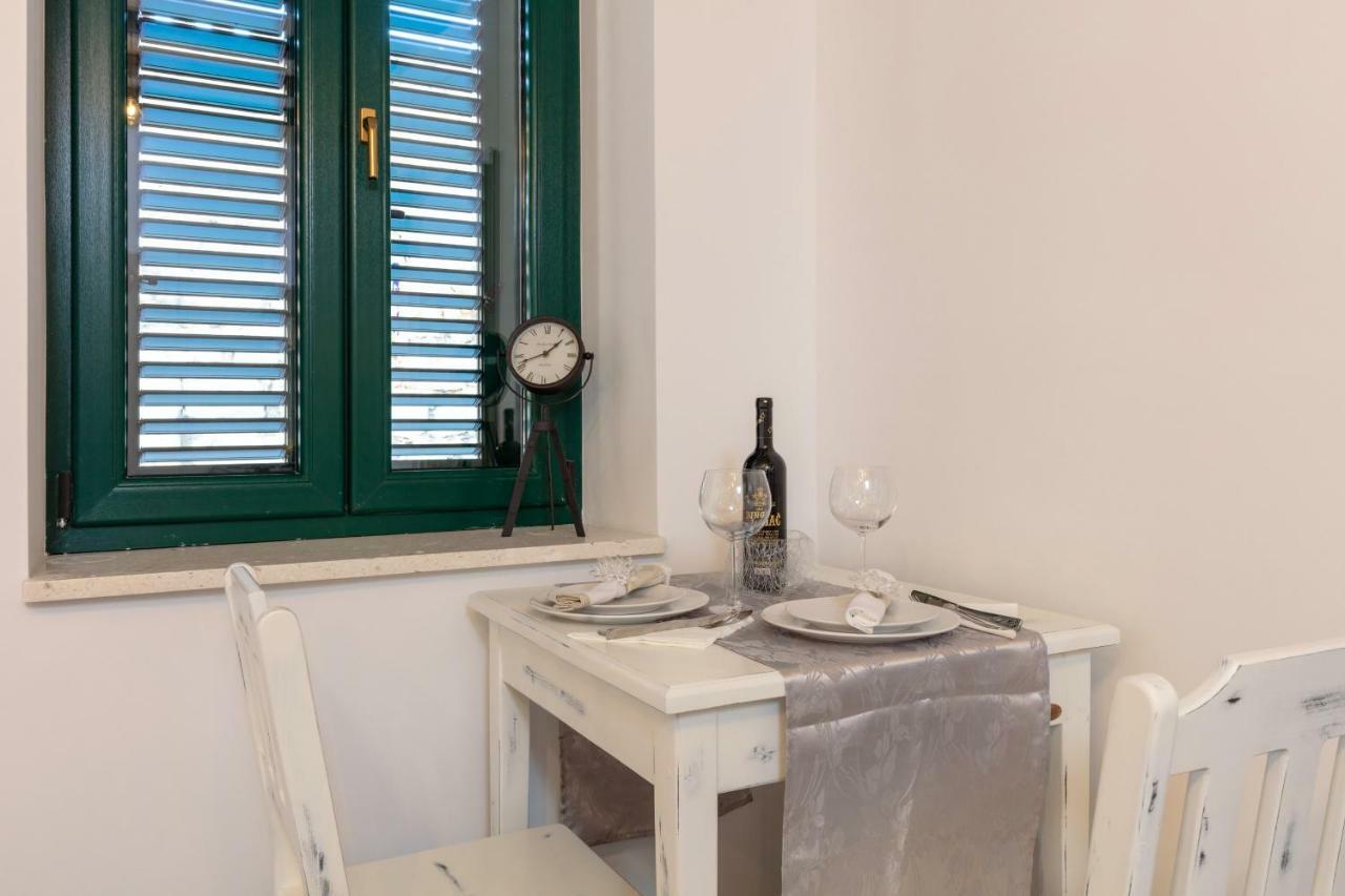 Studio Apartments Insula สปลิท ภายนอก รูปภาพ