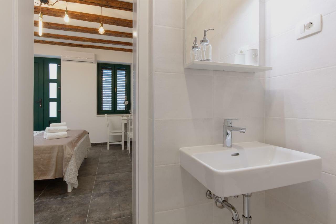 Studio Apartments Insula สปลิท ภายนอก รูปภาพ